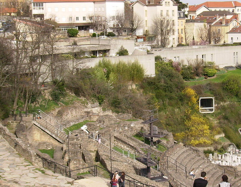 Photographie du Musée Lugdunum prise depuis l'amphithéâtre.