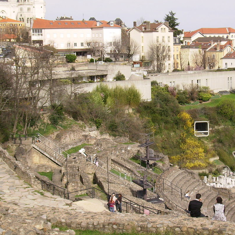 Photographie du Musée Lugdunum prise depuis l'amphithéâtre.